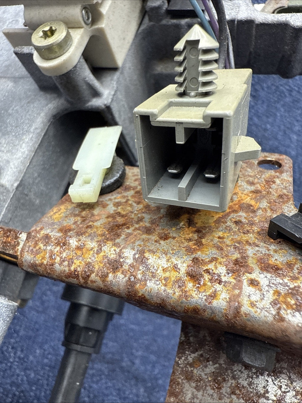 1996 97 98 OEM FORD MUSTANG STEERING COLUMN HOUSING  TILT COLUMN