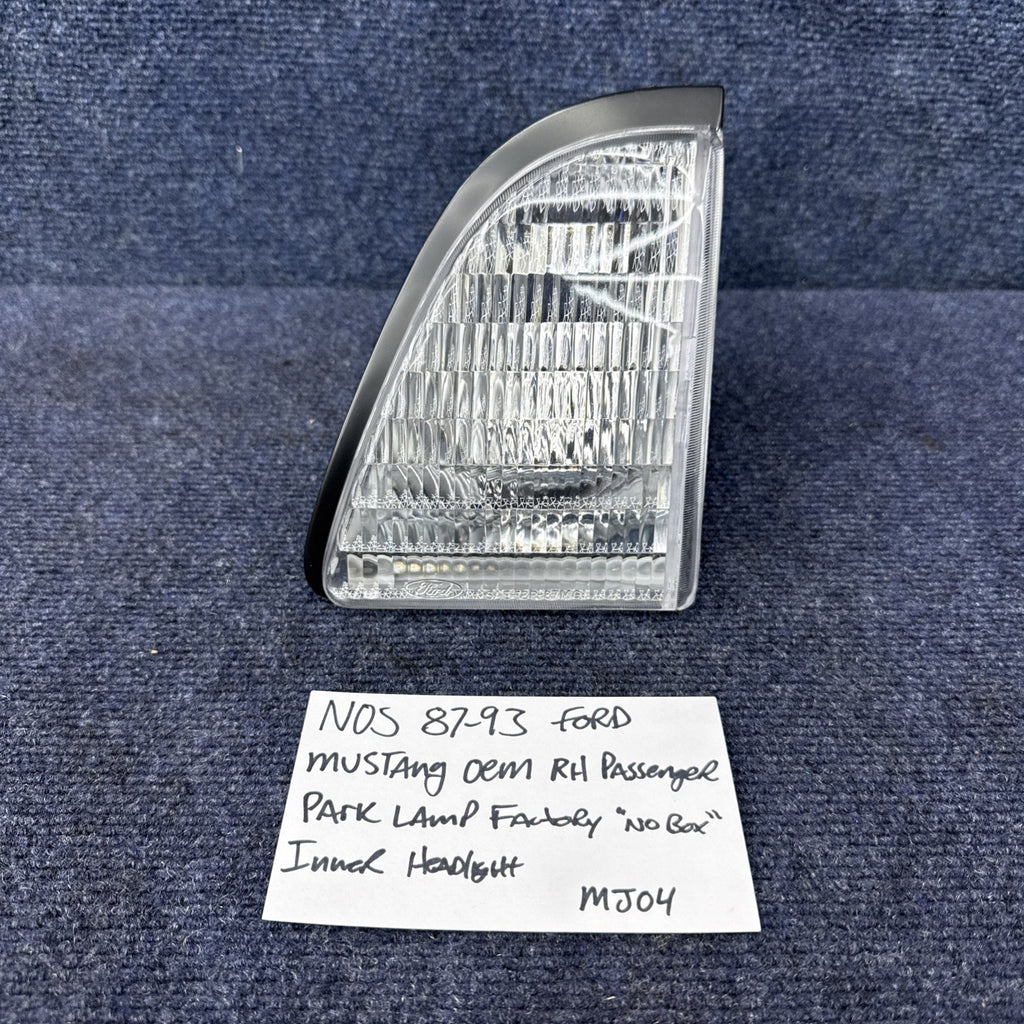 NOS 1987-1993 FORD MUSTANG MARKER LIGHTS  87-93 Park Lamp Rh Passenger Side OEM